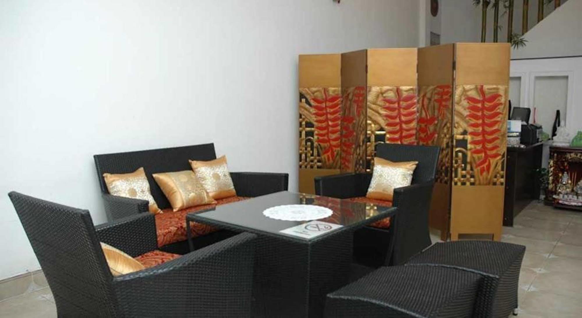 Khách sạn Banana Leaf 2*