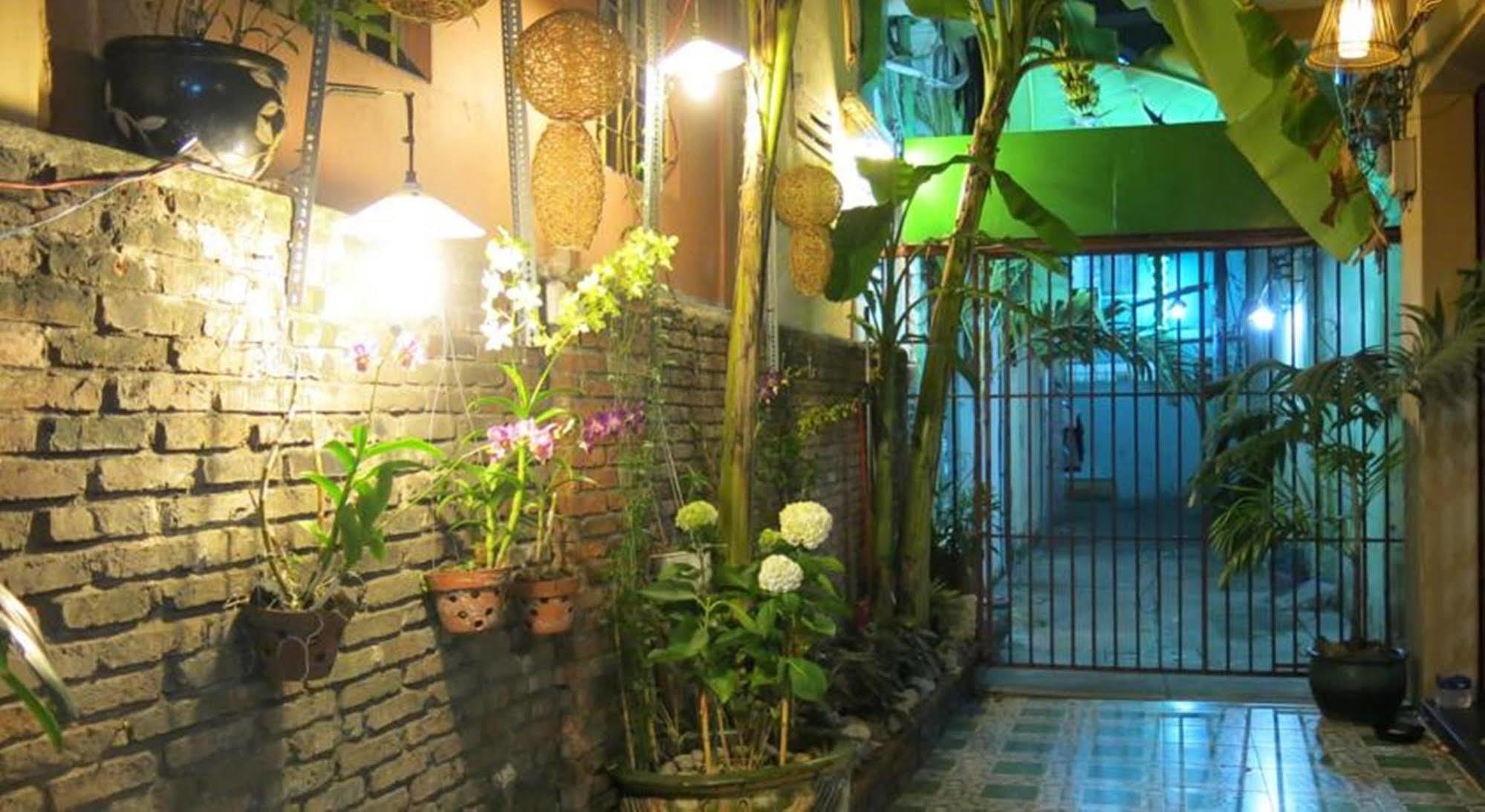 Khách sạn Banana Leaf 2*